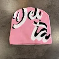 Détail d'un bonnet en maille rose avec lettrage gothique jacquard en noir et blanc - M(52-58cm) / Rose