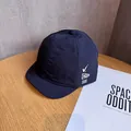 Dettaglio del cappellino da baseball blu scuro a tesa corta ad asciugatura rapida - Regolabile / Blu navy