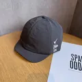 Dettaglio cappello baseball grigio scuro a tesa corta con stampa laterale OYX CLUB - Regolabile / grigio scuro