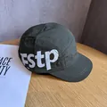 Détail de la casquette camper vert armée avec imprimé Fstp latéral et coutures doubles - Réglable / Vert Militaire