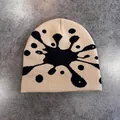 Vista dettagliata del berretto in maglia beige con motivo jacquard astratto nero e trama - M (52-58cm) / Cachi
