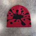 Dettaglio della trama a maglia del berretto jacquard rosso e nero con motivo astratto - M (52-58cm) / Borgogna
