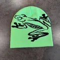 Dettaglio di un berretto in maglia verde neon con motivo jacquard a rana nera su fondo - M (52-58cm) / Verde fluorescente