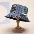 Λεπτομέρεια καπέλου bucket patchwork με φλοράλ σχέδια σε ξύλινη βάση για προστασία από τον ήλιο - M (55-58cm) / Μαύρο