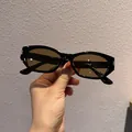 Dettaglio di occhiali da sole ovali neri vintage con accenti metallici argentati - Taglia unica / Montatura Nera Lenti Tè