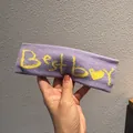 Dettaglio fascia in maglia viola con testo Best Boy giallo e motivo a cuore - Jacquard Best Boy / Lavanda