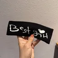 Dettaglio della fascia in maglia nera con ricamo Best girl bianco e motivo a cuore - Stile Jacquard a Maglia / Nero (Ragazza)