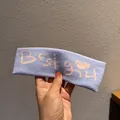 Dettaglio della fascia in maglia lilla con scritta Best Girl rosa e cuore - Stile Jacquard a Maglia / Blu chiaro (Ragazza)