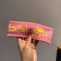 Dettaglio della fascia in maglia rosa con ricamo giallo Best Girl e cuori - Stile Jacquard a Maglia / Rosa rosa (Ragazza)