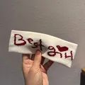 Dettaglio fascia elastica beige in maglia con testo Best girl rosso e motivo a cuore - Stile Jacquard a Maglia / Bianco crema (Ragazza)