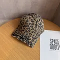 Detailansicht der Baseballkappe mit Leopardenmuster, MACTIME-Stickerei und Fransenrand - Verstellbar / Leopardenprint