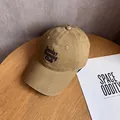 Detaillierte Stickerei des Sunday RUNNING CLUB-Schriftzugs auf khaki Baumwoll-Baseballkappe - Khaki