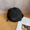 Dettaglio cappellino da trekking con coulisse elastica regolabile e ricamo a freccia - Regolabile / Nero