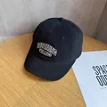 Dettaglio del cappello in velluto a coste con ricamo 3D in oro e bianco di alta qualità - Regolabile / Nero