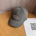 Dettaglio del cappellino in velluto a coste grigio scuro con ricamo Becoming Charm - Regolabile / Grigio