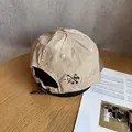 Dettaglio del ricamo e della chiusura a coulisse sul cappellino da baseball outdoor kaki - Regolabile / Cachi