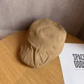 Gros plan sur la texture du coton kaki et les coutures d'un béret rétro vintage - M / Kaki