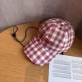 Dettaglio cappellino da baseball a quadri bianchi e rossi con ricamo e cordino nero - Adulto (55-60cm) / Rosso