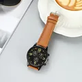 Geneva herenhorloge met zwarte wijzerplaat en bruine leren band op tafel met koffie erbij - Bruin Leren Stijl (107)