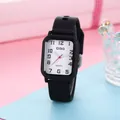 Dettaglio macro dell'orologio al quarzo quadrato con lunetta nera e quadrante bianco - Cinturino Nero Quadrante Bianco