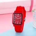 Vista laterale macro dell'orologio al quarzo quadrato rosso con cinturino in silicone - Rosso
