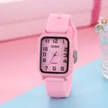 Dettaglio orologio al quarzo rosa rettangolare con numeri arabi e cinturino morbido - Rosa