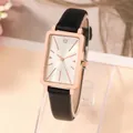 Vista macro dettagliata di un orologio rettangolare da donna con cassa oro rosa e cinturino nero - Nero