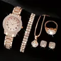 Vijfdelige roségouden horlogeset met kristallen sieraden op een zwarte achtergrond - Romeinse Wijzerplaat Roségoud Horloge Armband Ketting Ring Oorbellen
