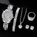 Detailopname van luxe zilveren kwartshorloge en sieradenset met sprankelende stras - Romeinse Wijzerplaat Zilver Horloge Armband Ketting Ring Oorbellen