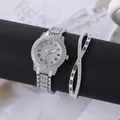 Détail d'un ensemble montre et bracelet argenté serti de strass avec chiffres romains - Cadran Romain Argent avec Bracelet