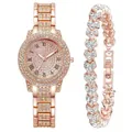 Detail van roségouden horloge en hartarmband met kristallen en Romeinse cijfers erop - Romeinse Wijzerplaat Roségoud met Hartarmband