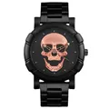 Vue détaillée d'une montre noire mate avec motif crâne 3D en or rose sur cadran - Style à Maillons Métalliques à Trois Perles / Or rose