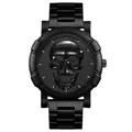 Gros plan du relief de crâne 3D noir mat sur le cadran de la montre à quartz gothique - Style à Maillons Métalliques à Trois Perles / Noir