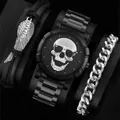 Cooles Totenkopf Quarzuhren-Set für Herren mit schwarzem Metallarmband und Federarmbändern - Silberne Totenkopf-Uhr Mit Federanhänger Und Panzerketten-Accessoires / Silber