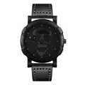 Herren-Modeuhr in Schwarz mit Totenkopf-Prägung und Lederarmband mit weißen Nähten - Schwarzes Lederarmband / Schwarz