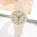 Détail d'une montre à quartz minimaliste avec bracelet en silicone beige et trotteuse en forme de cœur - Blanc Cassé