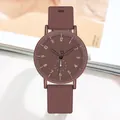 Gros plan du bracelet en silicone marron foncé et du cadran avec trotteuse cœur - Châtain