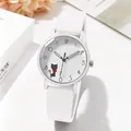 Dettaglio dell'orologio al quarzo bianco con gatto nero e cassa argentata sui libri - Bianco