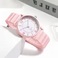Detail von rosa Silikonarmband mit Wellenstruktur und Quarz-Zifferblatt mit Ziffernmarken - Rosa