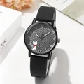 Dettaglio dell'orologio al quarzo nero con quadrante geometrico e motivo di gatto bianco - Nero