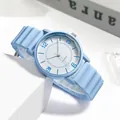 Detail einer hellblauen Quarzuhr mit Silikonarmband auf einem weißen Display - Blau