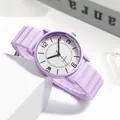 Details von lavendelfarbenem Silikonarmband und weißem Zifferblatt der Quarzuhr - Lila