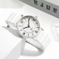 Detailaufnahme einer weißen Quarzuhr mit Silikonarmband auf einem minimalistischen Sockel - Weiß