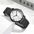 Detail einer minimalistischen Quarzuhr mit schwarzem Silikonband und weißem Zifferblatt - Schwarz