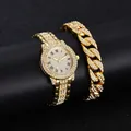 Luxe goudkleurige horloge- en Cubaanse schakelarmbandset met kristallen en Romeinse cijfers - Romeinse Wijzerplaat Goud met Hip Hop Armband