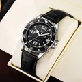 Détail d'une montre à quartz avec cadran noir et bracelet en cuir dans son coffret - Ceinture En Cuir Noir Visage Noir