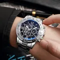 Nahaufnahme einer silbernen Herrenuhr aus Edelstahl mit tiefblauem Zifferblatt am Handgelenk - Schwarzes Zifferblatt Silbergehäuse