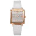 Vue détaillée du boîtier de montre carré or rose avec bracelet blanc et chiffres romains - Blanc