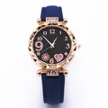 Detail van roségouden horlogekast met sterrenwijzerplaat en blauwe lederen horlogeband - Alleen Blauw Horloge