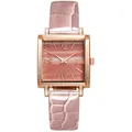 Détail de la montre carrée or rose avec cadran en marbre rose et chiffres romains - Rose